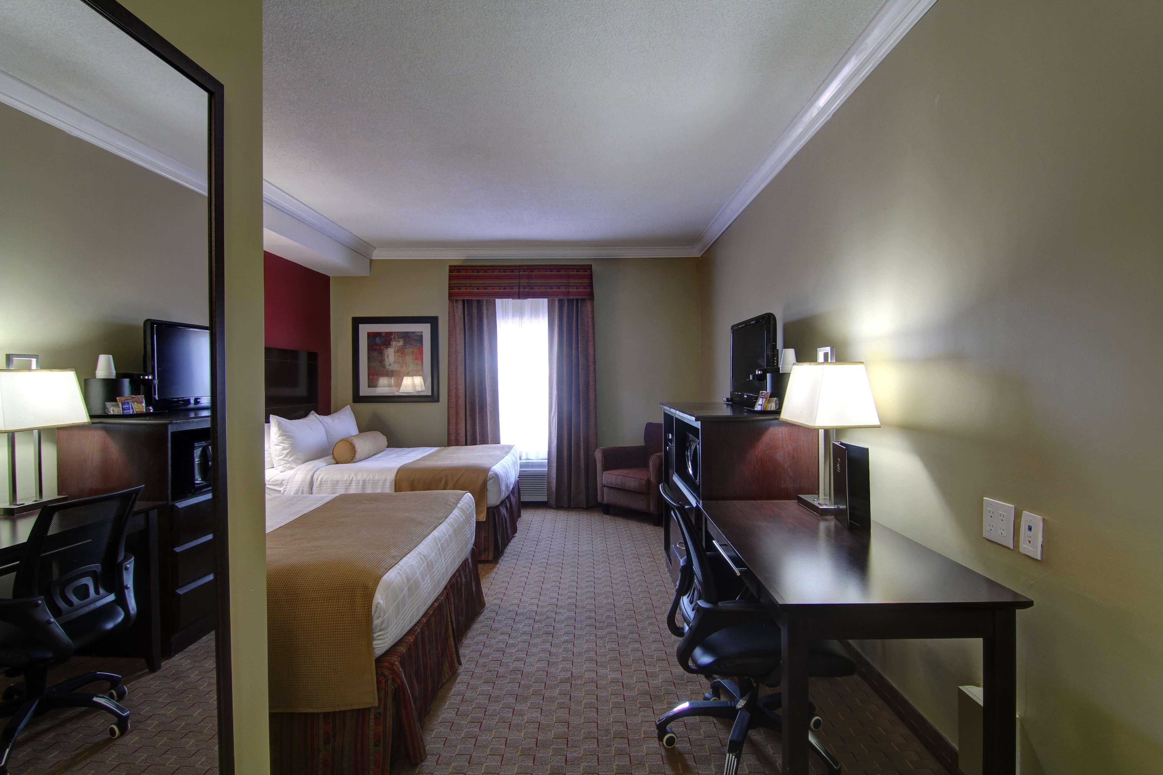 Best Western Plus Bowmanville Exterior photo