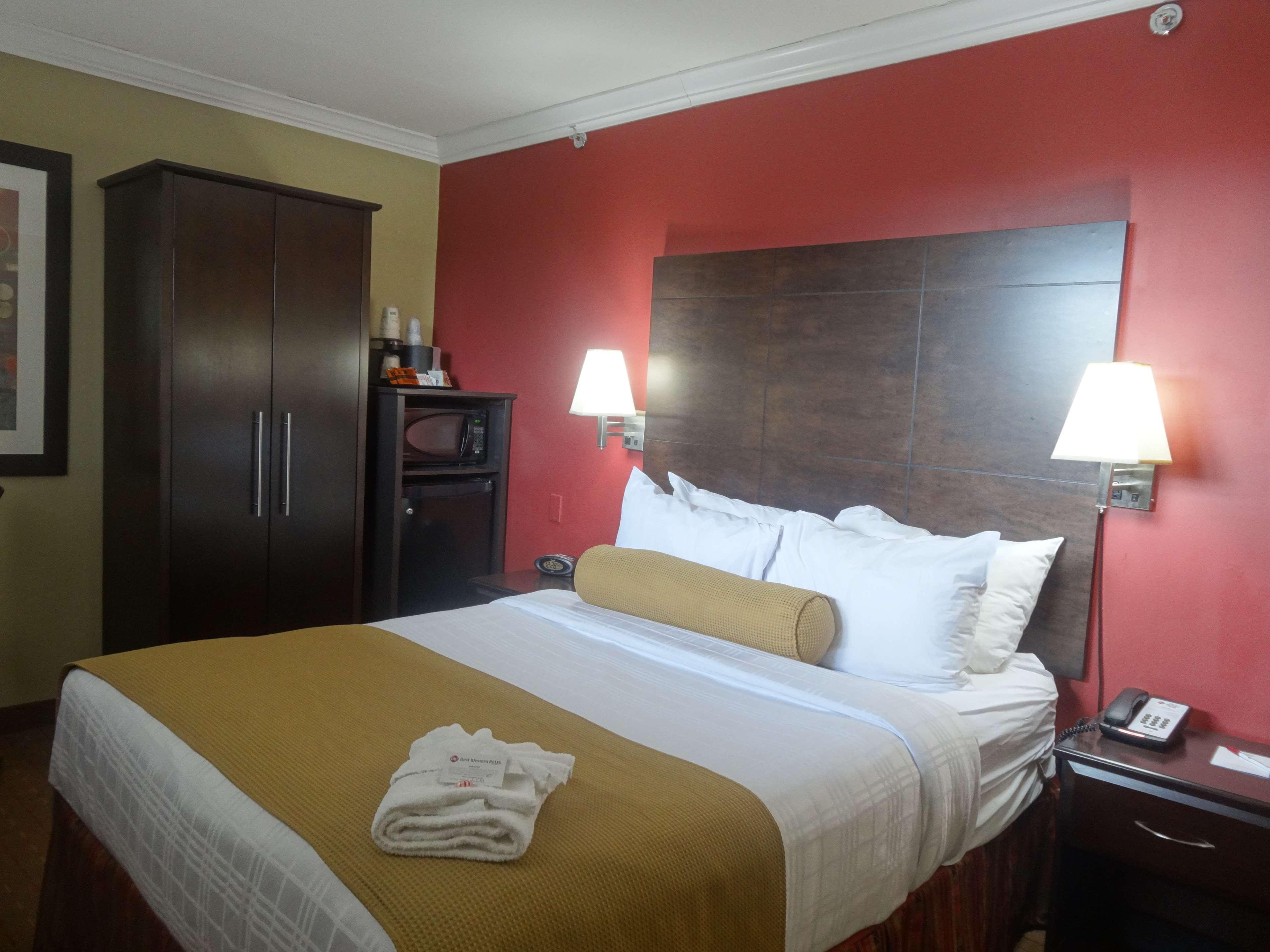 Best Western Plus Bowmanville Exterior photo