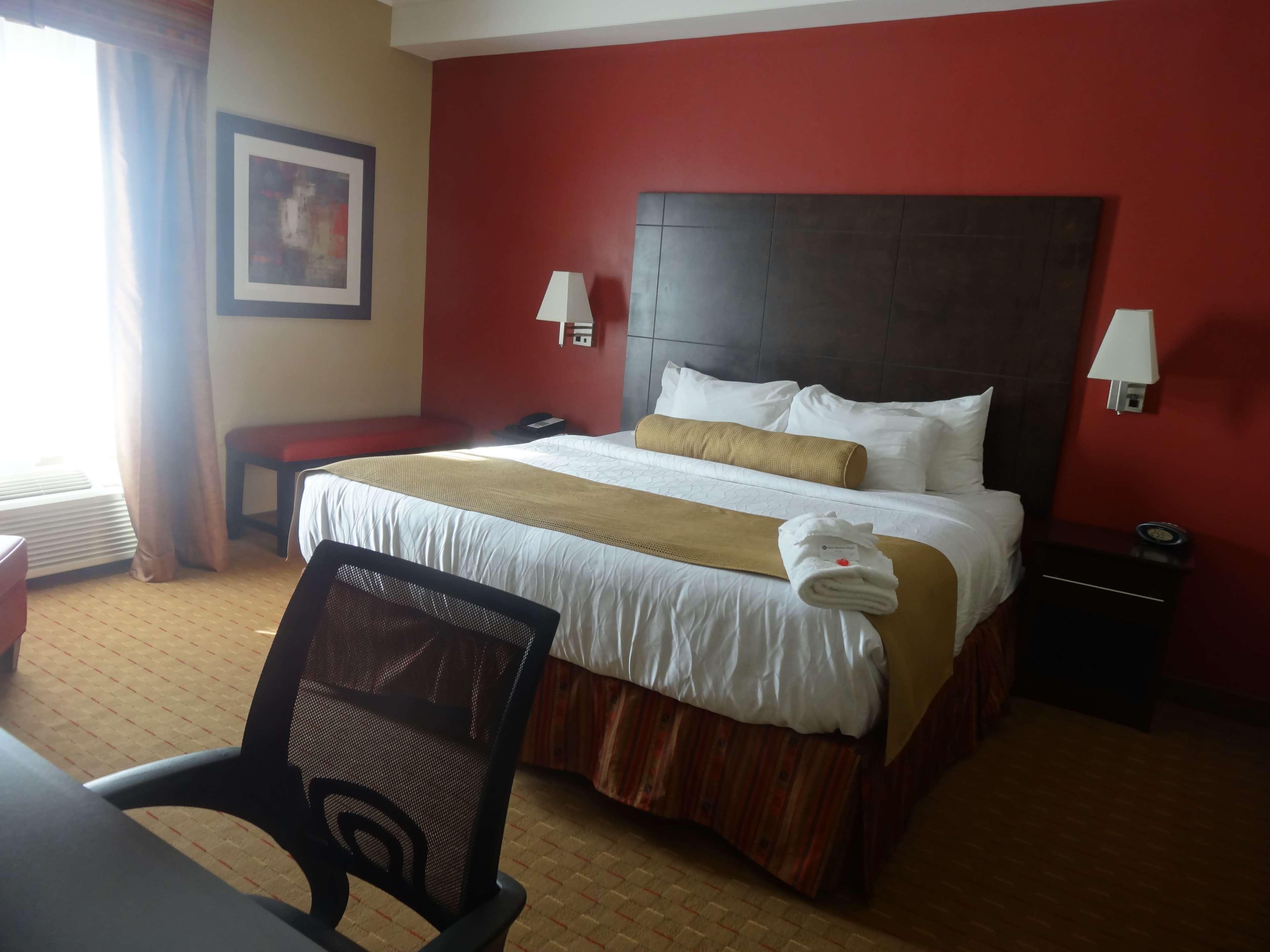 Best Western Plus Bowmanville Exterior photo