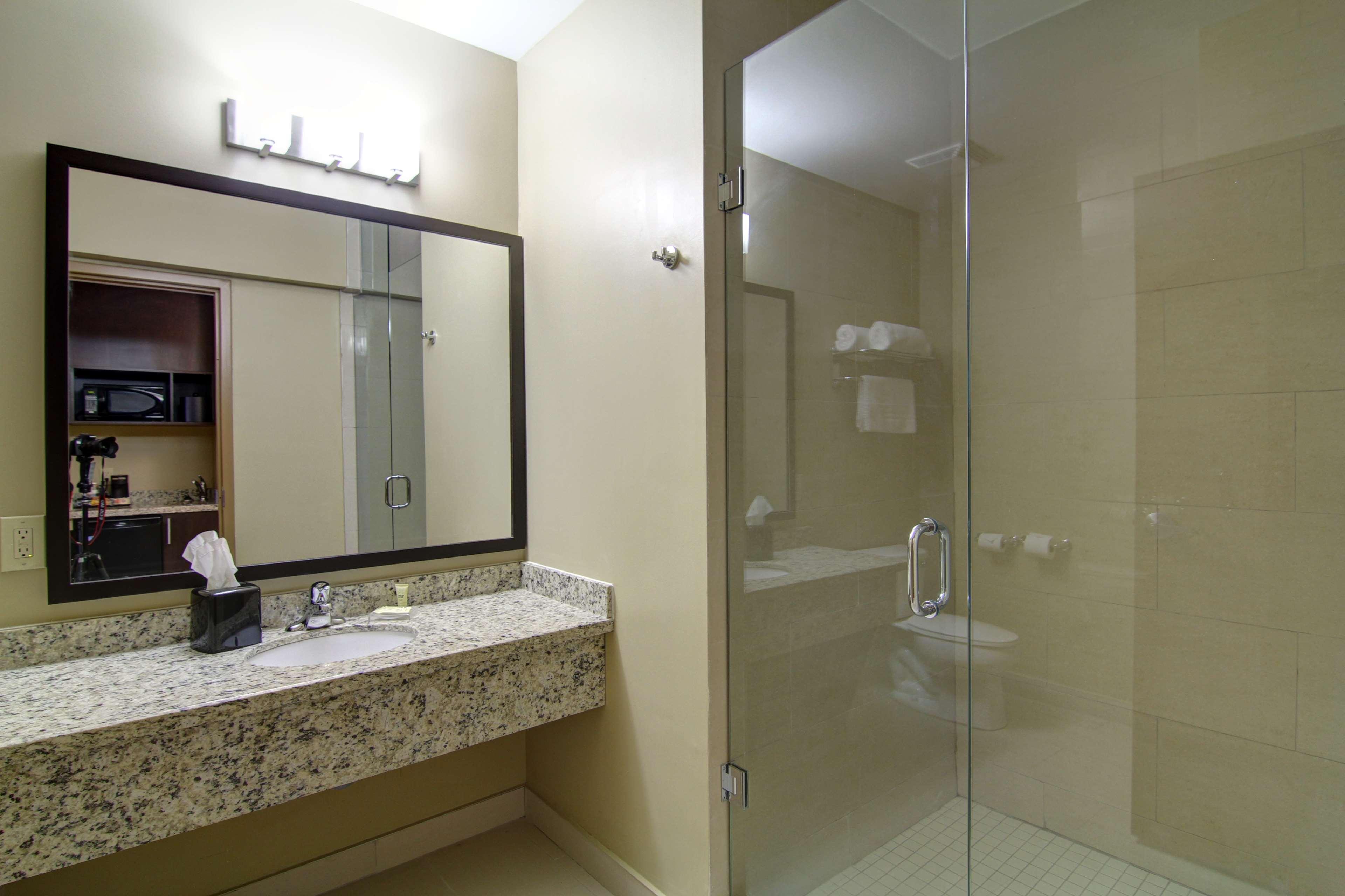 Best Western Plus Bowmanville Exterior photo