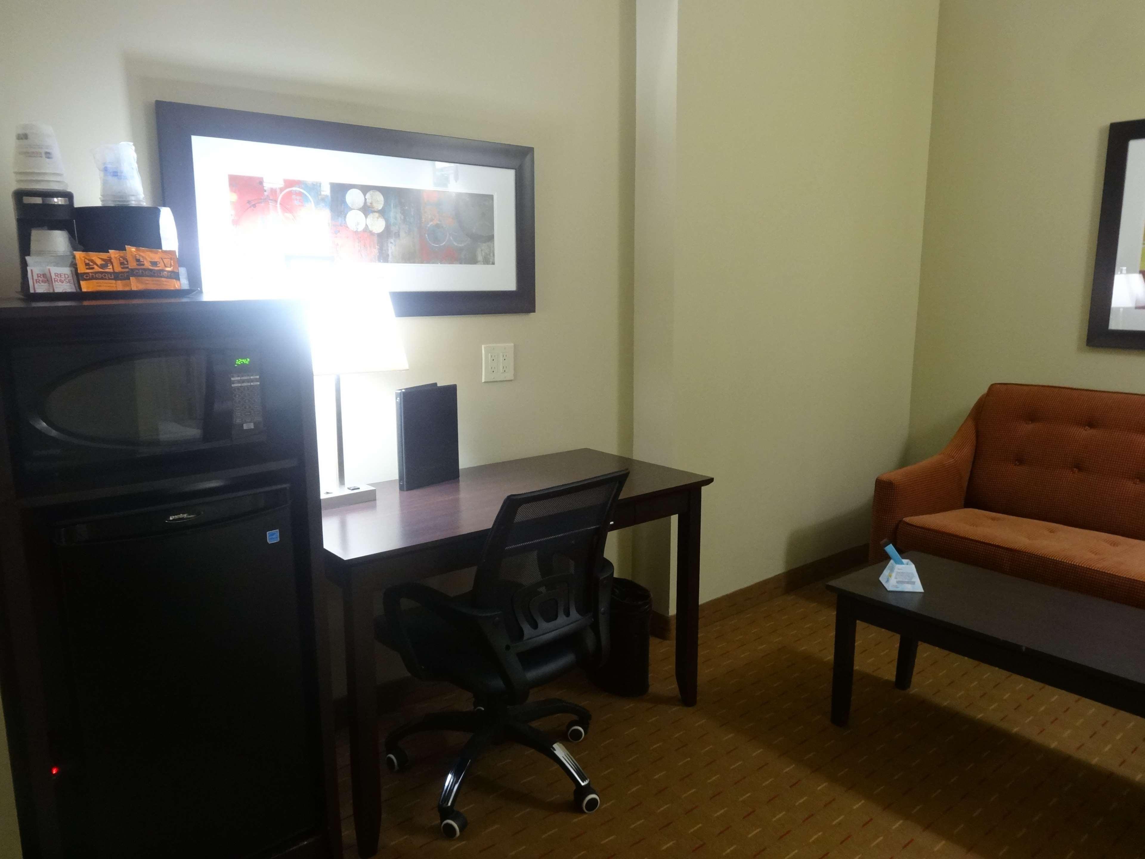 Best Western Plus Bowmanville Exterior photo