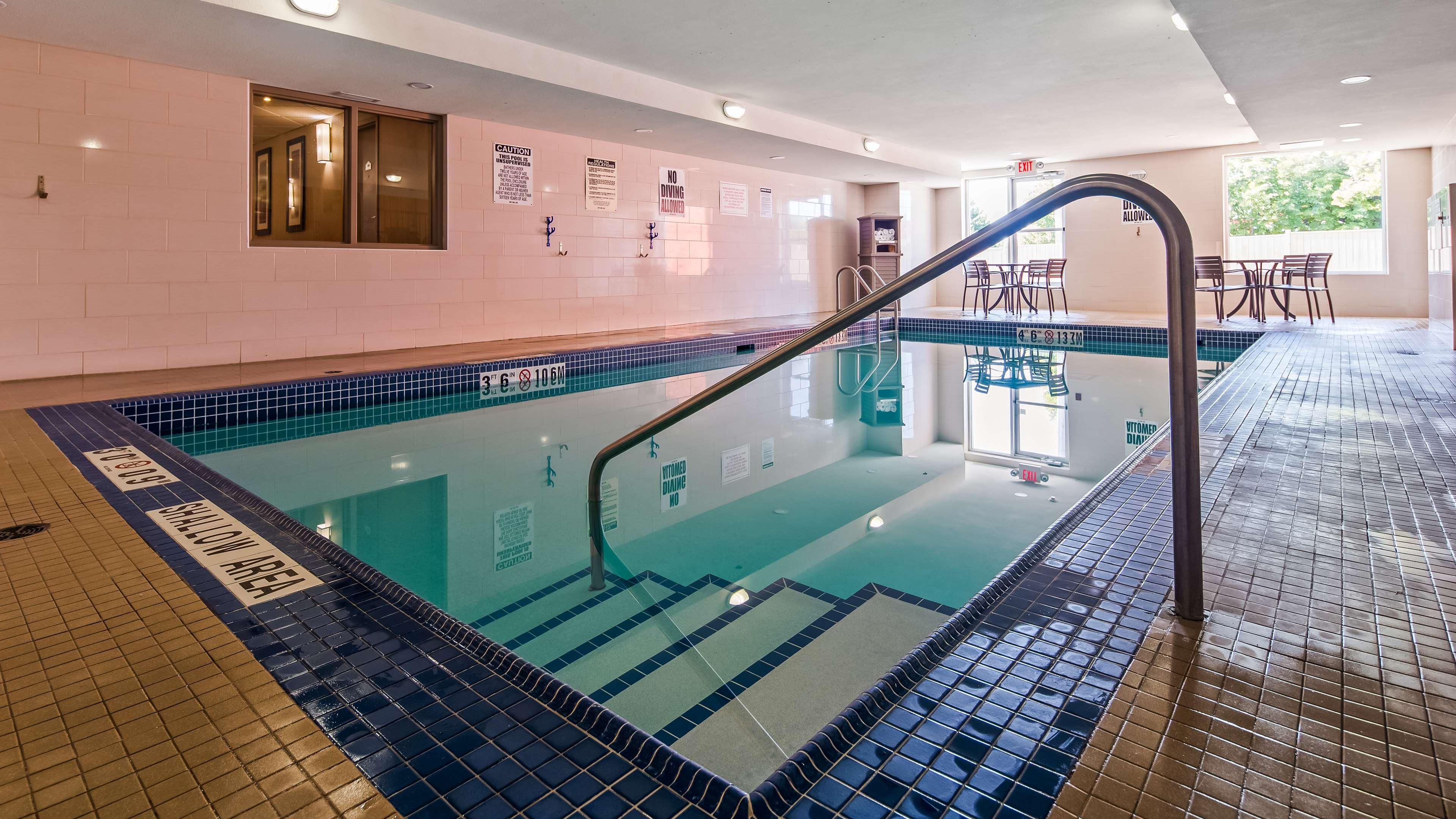 Best Western Plus Bowmanville Exterior photo