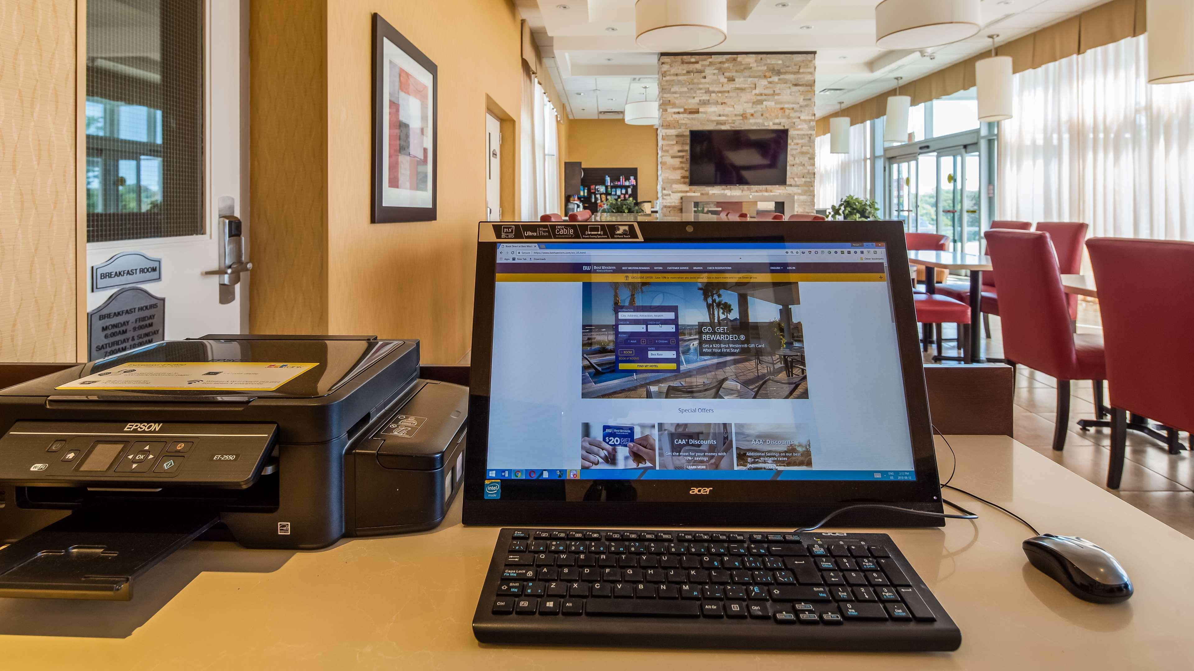 Best Western Plus Bowmanville Exterior photo