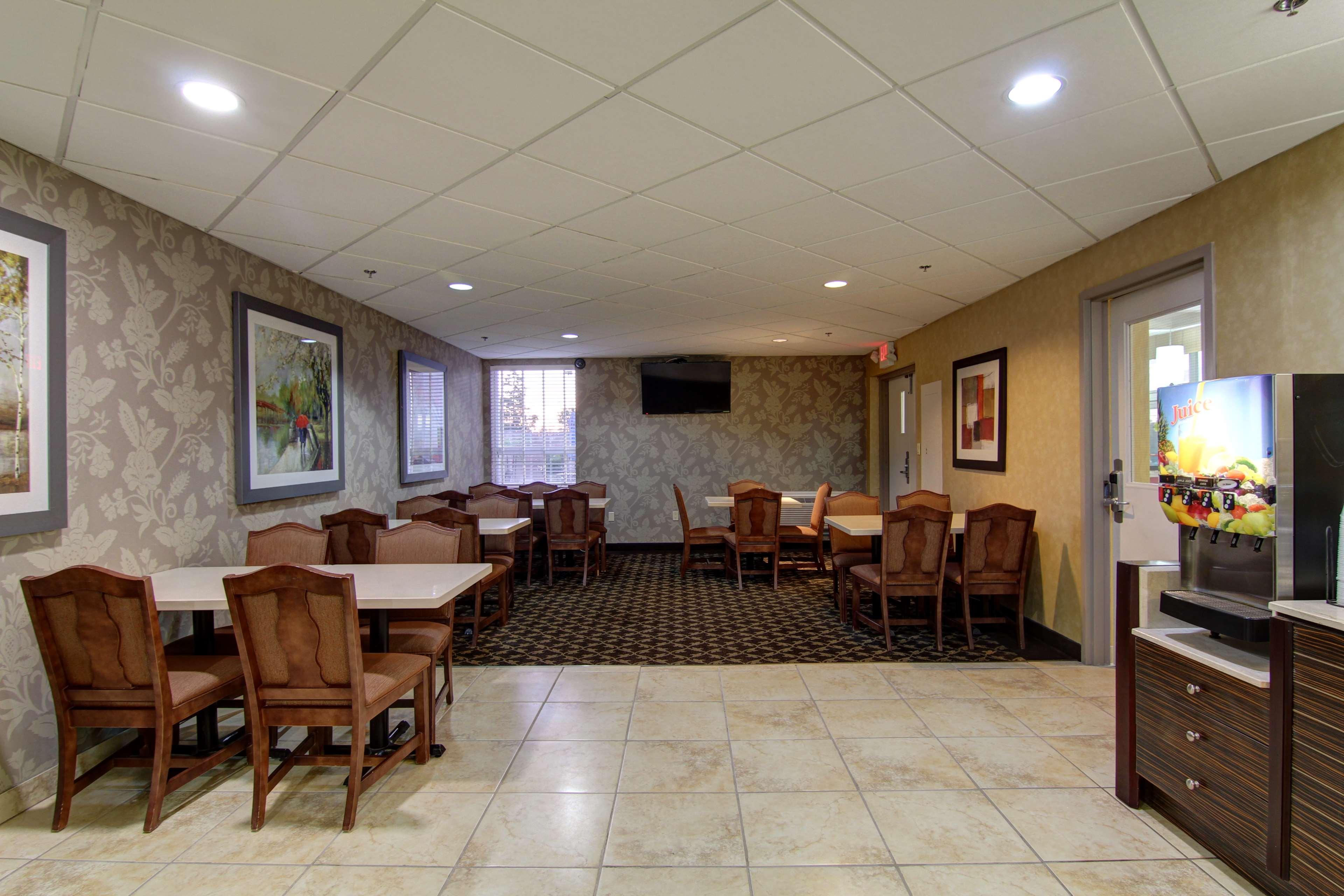 Best Western Plus Bowmanville Exterior photo