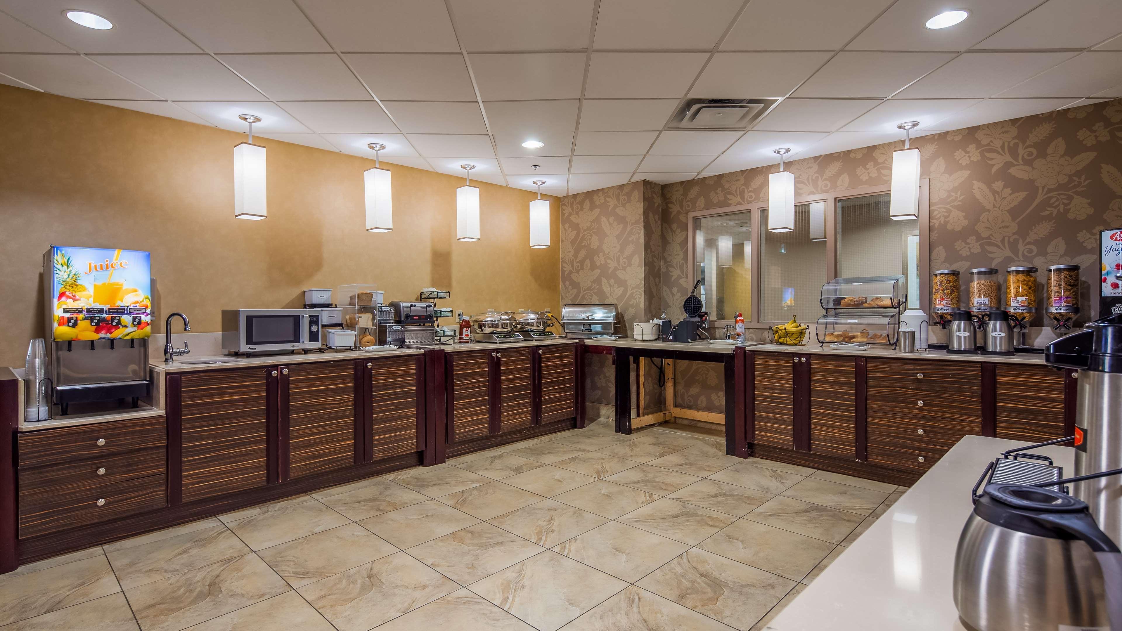 Best Western Plus Bowmanville Exterior photo