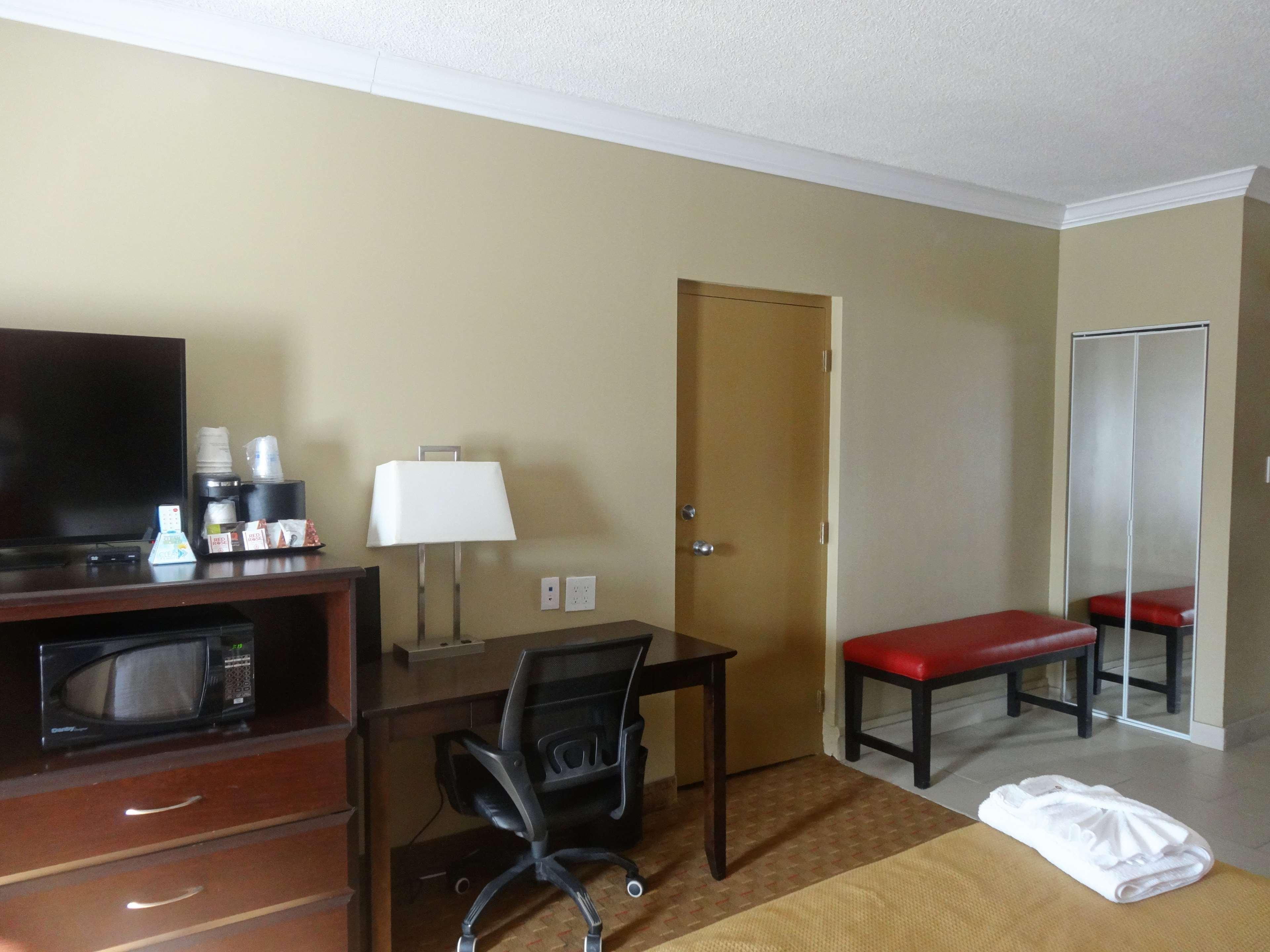 Best Western Plus Bowmanville Exterior photo