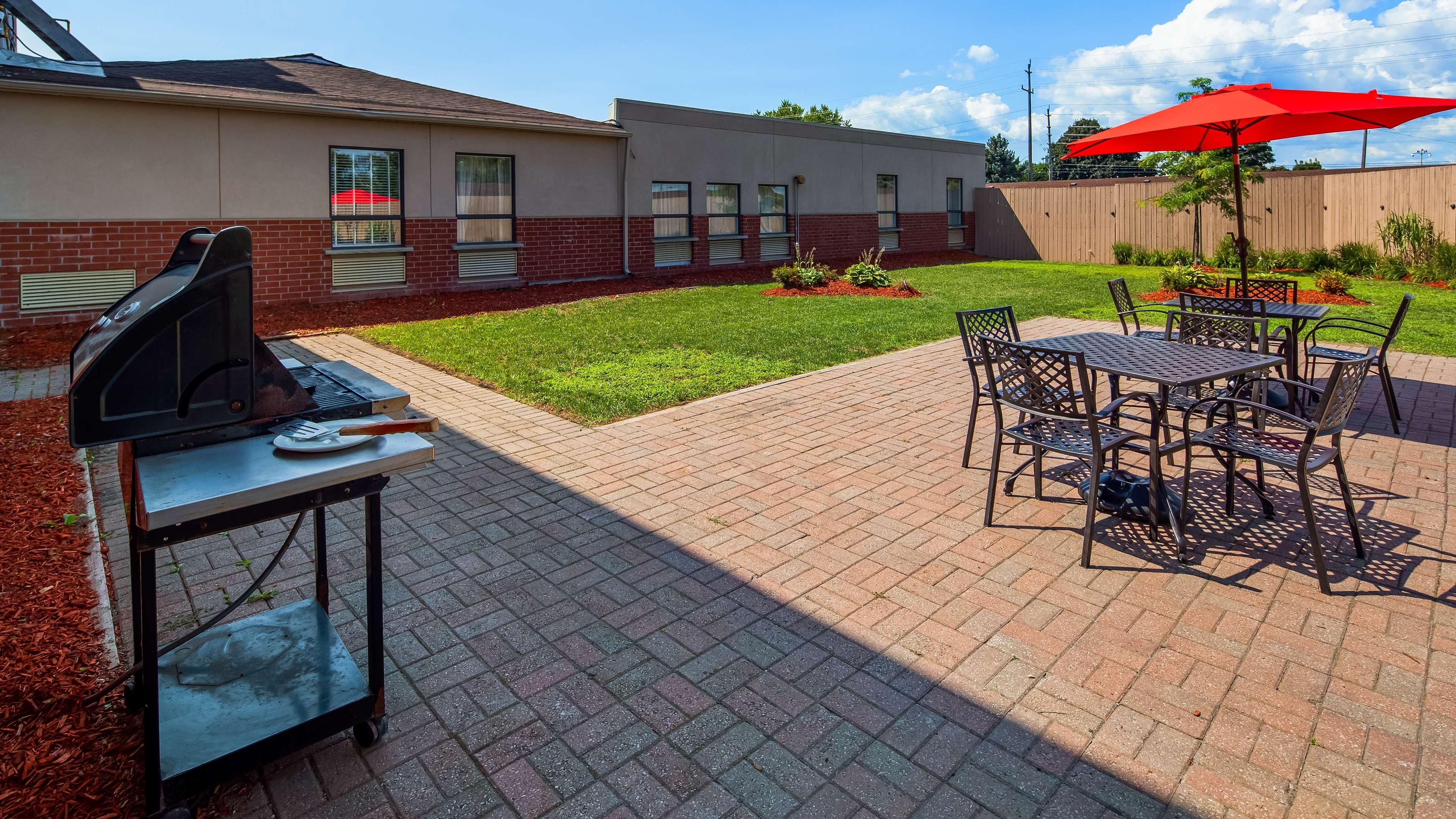 Best Western Plus Bowmanville Exterior photo