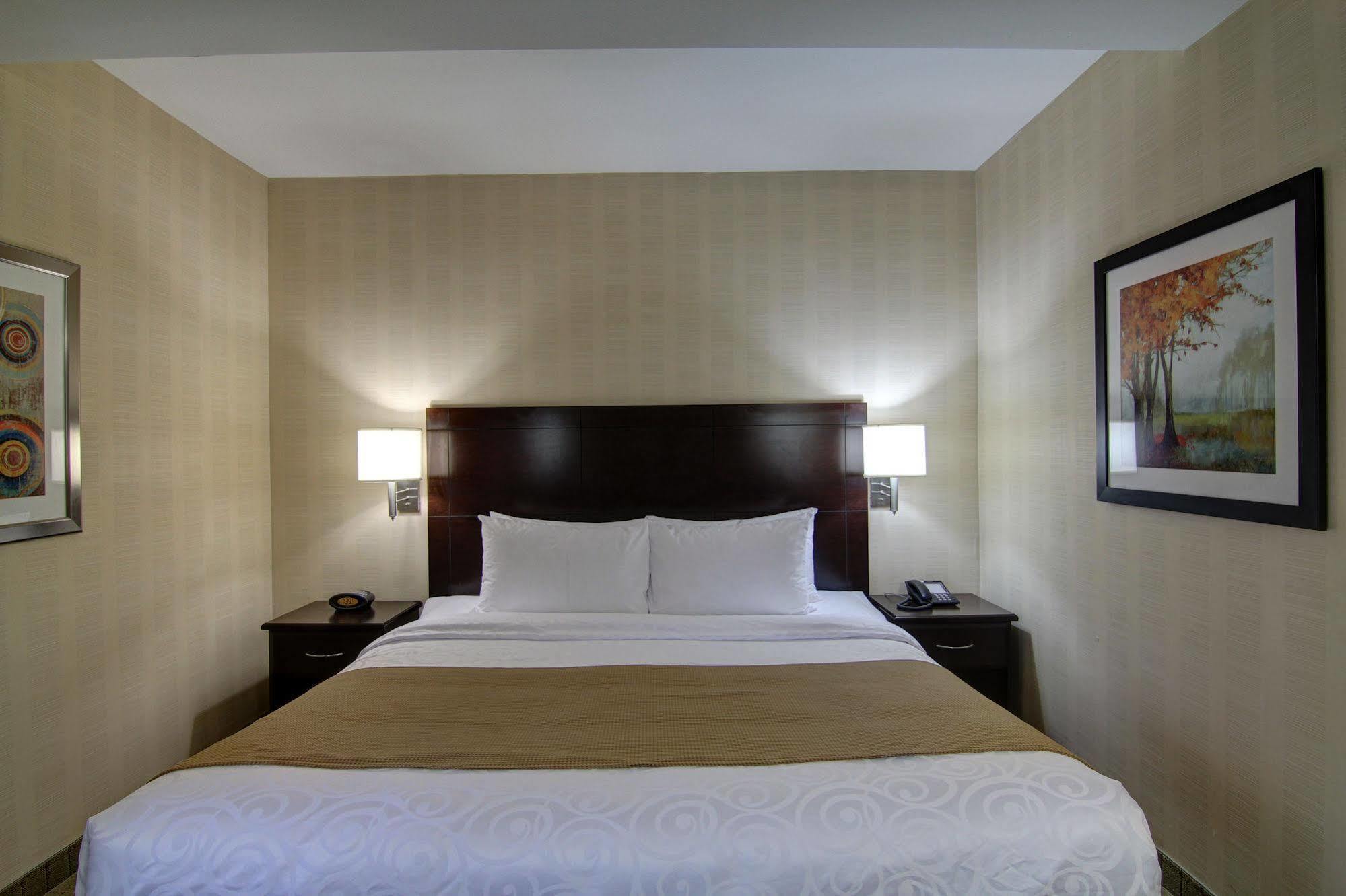 Best Western Plus Bowmanville Exterior photo